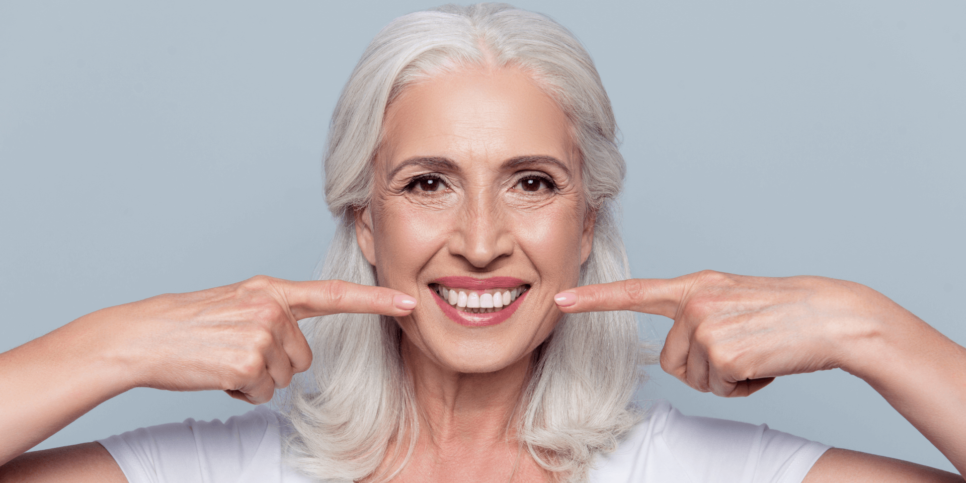 Paciente sonriendo con naturalidad tras una rehabilitación oral