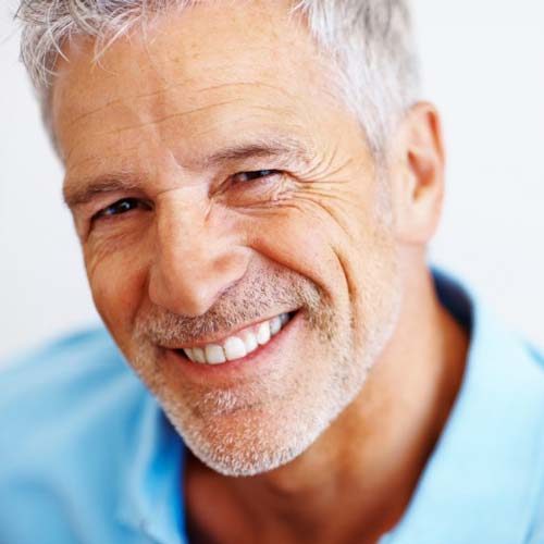 Hombre adulto sonriendo