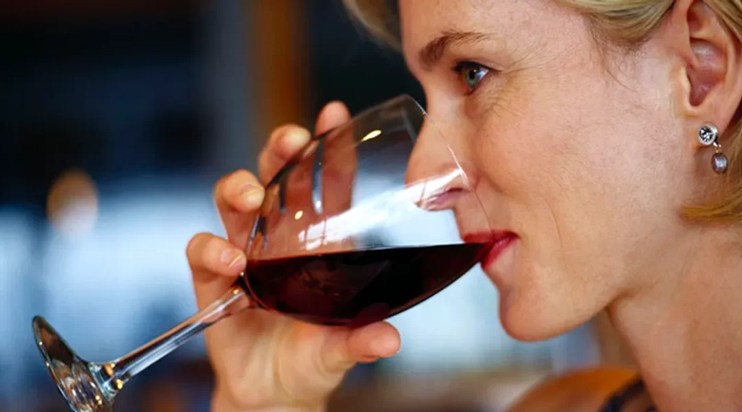 ¿El vino tinto mancha los dientes? Cómo cuidar tu sonrisa